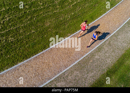 Luftaufnahme der weiblichen Jogger auf rauhfaser Trail Stockfoto