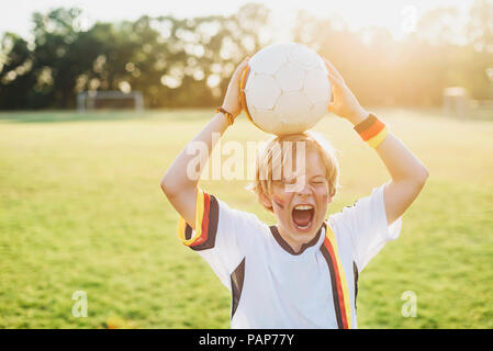 Junge tragen Deutsche Fussball shirt schreien vor Freude Stockfoto