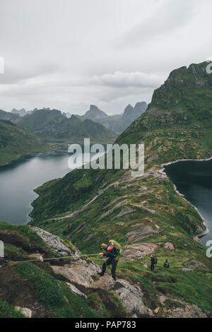 Norwegen, Lofoten, Moskenesoy, Gruppe junger Männer wandern am Vinstad Stockfoto