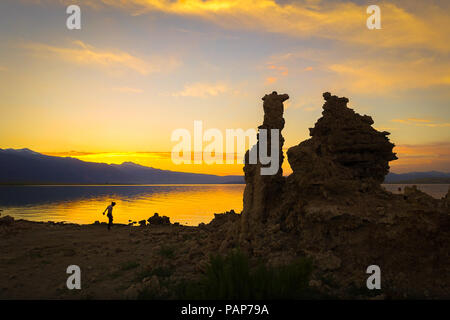 Mono Lake Tufas unter einem feurigen Golden Sunset Stockfoto