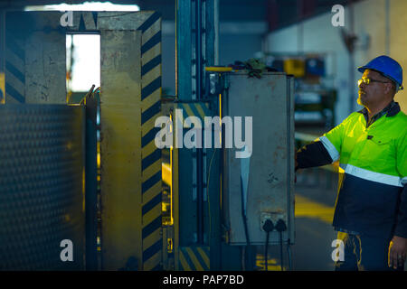 Ingenieur in industriellen Anlagen Inspektion von Maschinen Stockfoto