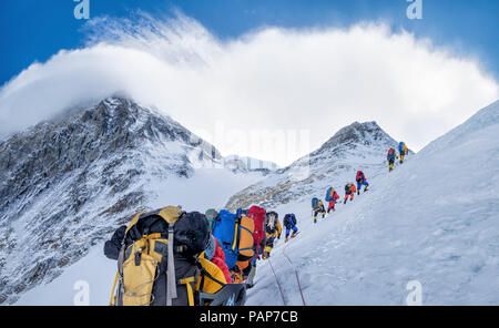 Nepal, Solo Khumbu, Everest, Sagamartha National Park, angeseilt Team aufsteigend, das Tragen von oxigen Masken Stockfoto