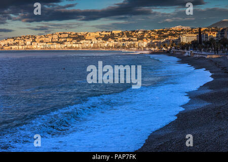 Frankreich, Provence-Alpes-Cote d'Azur, Nice, Blick auf die Stadt im Morgenlicht, Strand Stockfoto