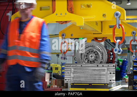 Industrie, Arbeitnehmer und Hallenkran Stockfoto