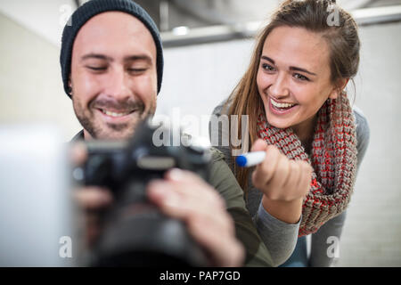 Gerne Kollegen an der Kamera im Büro Stockfoto