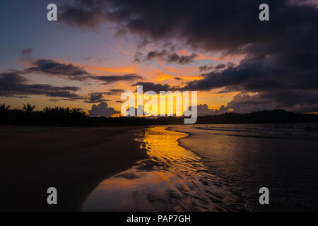 Bunte, bewölkt orange Sonnenuntergang Farbtöne auf Long Beach, San Vicente - Palawan, Philippinen Stockfoto