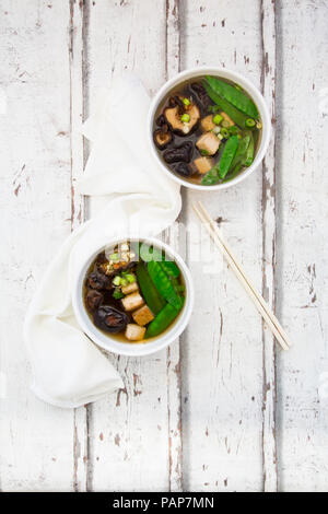 Japanische Misosuppe, Zuckerschoten, shitake, Tofu und mung Sprossen Stockfoto