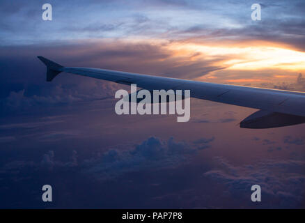 Dramatischer Sonnenaufgang Wolken und Flugzeugflügel Blick aus dem Flugzeug Fensterplatz - Kalkutta, Indien Stockfoto