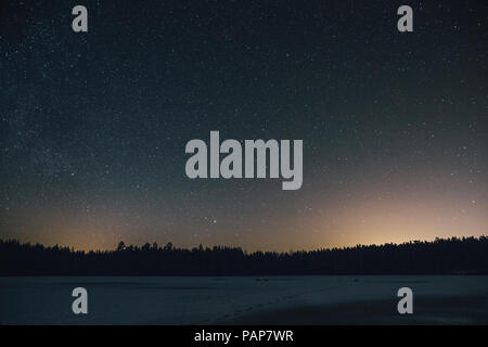 Schweden, Sodermanland, gefrorenen See Navsjon im Winter unter Sternenhimmel bei Nacht Stockfoto