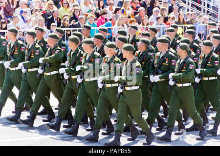 Samara, Russland - 9. Mai 2016: Russische Soldaten März an der Parade am jährlichen Tag des Sieges Stockfoto