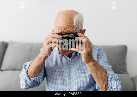 Älterer Mann ein Foto mit einem alten Foto Kamera Stockfoto