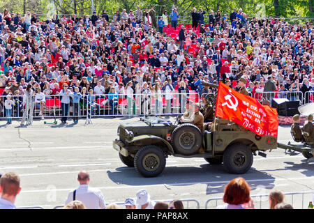 Samara, Russland - 9. Mai 2016: russische Militär Transport an der Parade am jährlichen Tag des Sieges Stockfoto