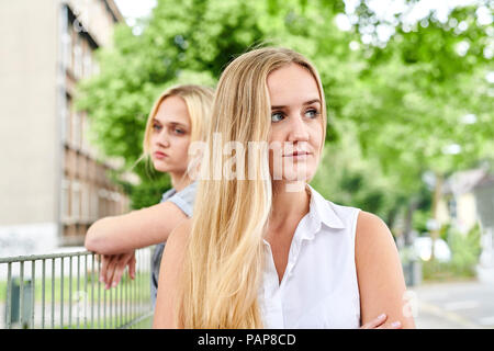 Zwei unzufriedenen jungen Frauen im Freien Stockfoto