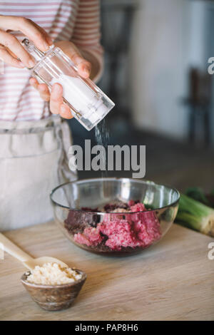 Vorbereitung der Rote-bete-Ravioli mit Salbei und Butter, Salz Füllung in Schüssel Stockfoto