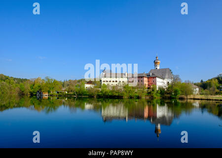 Deutschland, Bayern, Oberbayern, Chiemgau, Rupertigau, altsalzburger, Zorn, Blick auf die ehemalige Abtei Hoeglwoerth und See Stockfoto