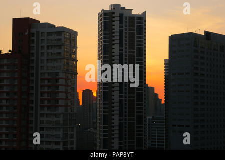 Hohe Gebäude Detail mit herrlichem orange Verschmutzung Sonnenuntergang in Metro Manila, von Kapitolyo, Pasig - Philippinen Stockfoto