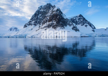 Antarktis, Antarktische Halbinsel, vergletscherte Berge in Lemaire Kanal Stockfoto