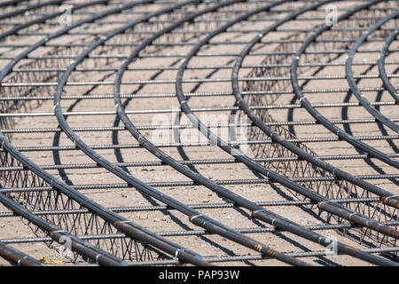 Stahl Betonstahl für Stahlbeton. Nahaufnahme von Stahl Betonstahl. Geometrische Ausrichtung der Bewehrungsstäbe auf der Baustelle Stockfoto