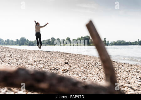 Reifer Mann in der Luft am Rhein Ufer springen Stockfoto