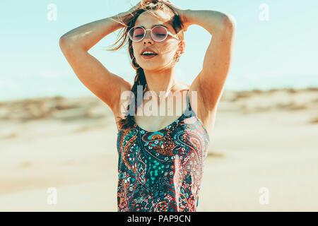 Porträts der jungen Frau in der Wüste Landschaft Stockfoto