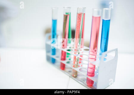 Flüssigkeiten in den Reagenzgläsern in Lab Stockfoto