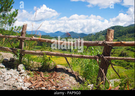 Im einheimischen Stil Holzzaun mit Blick auf den schönen grünen Tal in Sagada, Philippinen Stockfoto