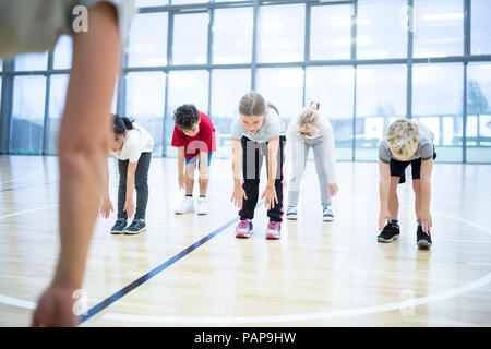 Schüler trainieren im Fitnessstudio Klasse Stockfoto
