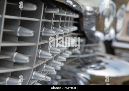 Frontgrill auf einem 60er Cadillac de Ville Sandgate Auto Show in Folkestone, Kent, England Stockfoto