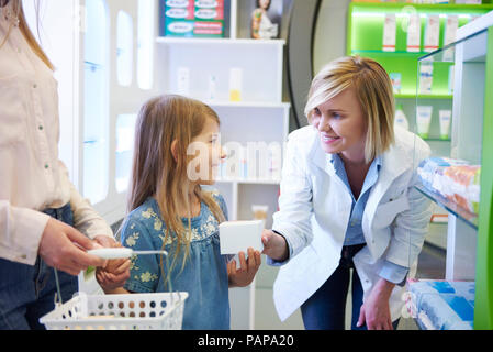Apotheker Beratung von Mutter und Tochter in der Pharmazie Stockfoto