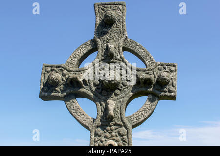 Ständigen Keltische Kreuz vor blauem Himmel auf der Insel Skye, Schottland Stockfoto