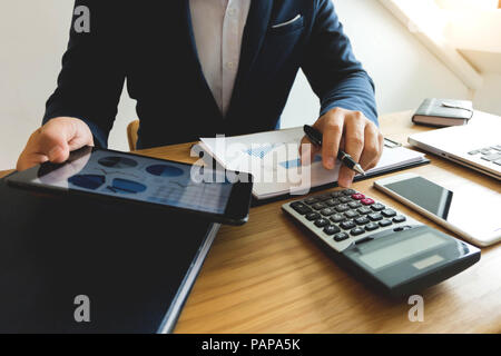 Unternehmer berechnen sie die Einnahmen aus dem Export Geschäft auf dem Holz Tisch. Business Konzept. Stockfoto