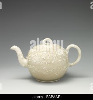 Teekanne. Kultur: British, Staffordshire. Abmessungen: Höhe: 4 cm. (10,5 cm). Datum: Ca. 1740. Museum: Metropolitan Museum of Art, New York, USA. Stockfoto