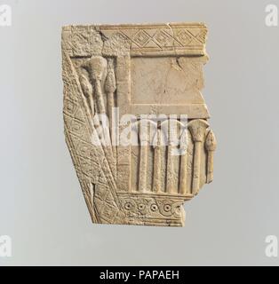 Möbel Plakette carved in Relief mit Papyrus Knospen und Blüten. Kultur: Assur. Abmessungen: 4,06 x 3,06 in. (10.31 x 7.77 cm). Datum: Ca. 9.-8. vorchristlichen Jahrhundert. Während der frühen ersten Jahrtausend v. Chr., Elfenbeinschnitzerei war einer der großen Luxus Kunst, die in der gesamten antiken Nahen Osten blühte. Elephant tusks wurden in kleine dekorative Objekte, wie z. B. kosmetische Boxen und Plaketten verwendet Holzmöbel zieren geschnitzt. Gold Folie, Lack, und Halbedelstein und Glas inlay Verzierungen belebt diese herrlichen Kunstwerke. Basierend auf bestimmte stilistische, formale und technische Eigenschaften Stockfoto