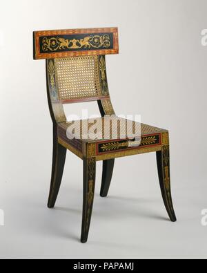 Side Chair. Kultur: American. Abmessungen: 34 1/2 x 19 3/4 x 19 1/2 in. (87,6 x 50,2 x 49,5 cm). Schöpfer: Henry Benjamin Latrobe (Amerikanische (England) geboren, Zeil, Yorkshire 1764-1820 New Orleans, Louisiana). Datum: Ca. 1808. Im frühen neunzehnten Jahrhundert, keine Form der antiken Möbel waren ebenso erfolgreich wie die Griechische klismos imitiert. Durch seine Darstellung auf griechischen Vasen und Fragmente der Entlastung bekannt - geschnitzte Marmor, der Stuhl wird durch seine freien, elegante Linien und fegen, gebogene hintere Holme durch eine breite, tief gekrümmten Tablet überwunden unterschieden. Nachdenken über die Vollkommenheit der Griechischen Werke von Stockfoto