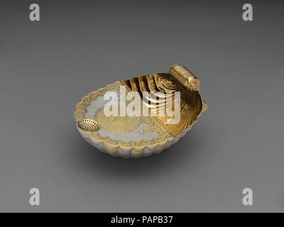 Futternapf. Kultur: Ungarisch, Siebenbürgen. Abmessungen: Insgesamt: 6 3/4 x 8 x 4 7/16 in. (17,2 x 20,3 x 11,3 cm). Datum: 1690. Diese shell-förmige Schiff - bekannt als ein Napf - wurde verwendet starke Brühe oder andere flüssige Nahrung für die Kranken durch einen gut durchbohrt zu dienen. Das Fehlen von Marken deutet darauf hin, dass die unbekannte Goldschmied, der überragende Handwerkskunst mit originellen Design dieses Stück zu erstellen zusammengeführt, Guild war - ausgenommen beim Arbeiten als Gericht Goldsmith. Auf der Abdeckplatte ist ein Wappen roundel mit einer lateinischen Inschrift rings um die Ibex (Ziege) Wappen des Grafen Michael Teleki de Szék (b. Stockfoto