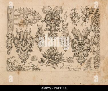 Platte Acht aus Nouveavx Desseins D'Arquebvseries. Kultur: Französisch, Paris. Maße: Blatt: 8 5/8 x 6 7/8 (21,9 x 17,5 cm); Platte: 7 7/16 x 5 1/4 in. (18,9 x 13,3 cm). Engraver: Gilles Demarteau (Französisch, Lüttich 1722-1776 Paris). Datum: datiert 1743. Die schönen und ausgefallenen Schmuck Designs in Muster Bücher wurden für den praktischen Bedürfnissen der Künstler und Handwerker. Einige, wie in diesem Beispiel, sind buchstäblich auch schon ein wenig abgenutzt, Flecken und andere Schäden, die aus der Verwendung in einem aktiven Werkstatt. Museum: Metropolitan Museum of Art, New York, USA. Stockfoto