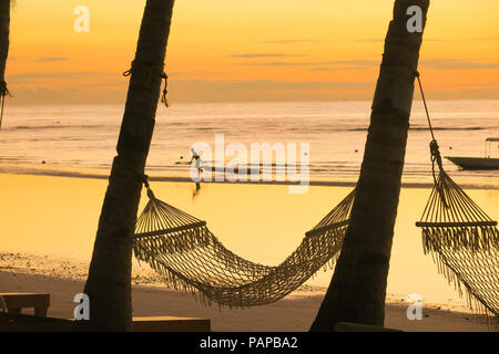 Golden Sunset Szene mit Hängematten und Kayaker - Panglao, Bohol, Philippinen Stockfoto