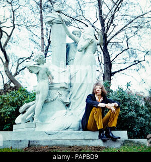 Der französische Schlager- und Protestsänger Antoine im Parc Monceau in Paris, Frankreich 1968. Französische Schlager und Protest singer Antoine Das Monceau Gärten in Paris, Frankreich 1968. Stockfoto