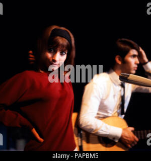 Das israelische Gesangsduo Esther und Abi Ofarim, Deutschland 1967. Israelische Gesang duo Esther und Abi Ofarim, Deutschland 1967. Stockfoto