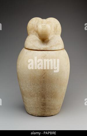 Canopic jar mit einem pavian - vorangegangen Deckel (HAPY). Abmessungen: Dose mit Deckel: H 41,5 cm (16 5/16 Zoll); größte Diam. 23 cm (9 1/16 in.) Jar: H 28,5 cm (11 1/4 in.); Tiefe (innen) 25,7 cm (10 1/8 in.); Basis diam. 14,4 cm (5 11/16 in.); rim Durchm. 13,6 cm (5 3/8 in.); Circ. 72,2 cm (28 7/16 in.) Deckel: H 14,5 cm (5 11/16 in.); w. 16,9 cm (6 5/8 in.); d. 18,2 cm (7 3/16 in.); Fuß diam. 12,8 cm (7 3/16 in.). Dynastie: Dynasty 26. Datum: 664-525 v. Chr.. Kanopen wurden der einbalsamierte Eingeweide aus dem Körper in den Prozess der Mumifizierung entfernt zu enthalten. Die Organe wurden unter Schutz gestellt Stockfoto