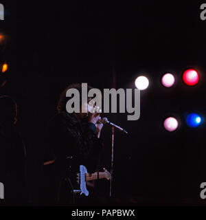 Bob Dylan, amerikanischer Musiker und Lyriker, an der Gitarre, 1965. Us-amerikanischer Musiker und Lyriker, spielt seine Gitarre, 1965. Stockfoto