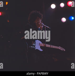 Bob Dylan, amerikanischer Musiker und Lyriker, an der Gitarre, 1965. Us-amerikanischer Musiker und Lyriker, spielt seine Gitarre, 1965. Stockfoto