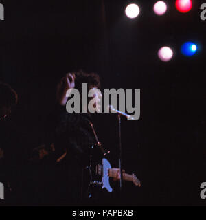 Bob Dylan, amerikanischer Musiker und Lyriker, an der Gitarre, 1965. Us-amerikanischer Musiker und Lyriker, spielt seine Gitarre, 1965. Stockfoto