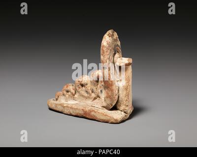 Terrakotta snake-Figur. Kultur: Zypriotische. Abmessungen: H.5 7/16 in. (13,8 cm) L.5 11/16 in. (14,5 cm). Datum: 5. Jahrhundert v. Chr.. Den vorderen Teil der Cobra ist eine Spalte angefügt, mit einem flachen Schüssel, wahrscheinlich ein religiöses Angebot, auf die Oberseite. Zwischen der Schüssel und die Cobra kann ein Baby Schlange sein, mit Kopf fehlt. Das Stück ist ähnlich der ägyptischen Beispiele. Museum: Metropolitan Museum of Art, New York, USA. Stockfoto