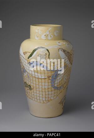 Aladdin Vase. Kultur: American. Dekorateur: Maria Longworth Nichols (American, 1849-1932). Abmessungen: H 30. (76,2 cm); Durchm. 18 1/4 in. (46,4 cm). Hersteller: Hergestellt von Rookwood pottery (American, Cincinnati, Ohio, 1880-1967). Datum: 1880-83. Museum: Metropolitan Museum of Art, New York, USA. Stockfoto