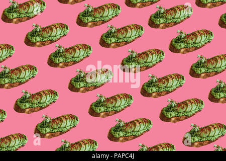 Hintergrund der vielen leckeren und nahrhaften veggie Toasts oder Sandwiches mit Avocado und Guacamole in einem minimalistischen Stil. Stockfoto