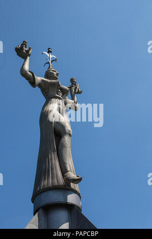 Imperia Statue im Hafen von Konstanz Stadt mit Blick auf den Bodensee. Konstanz ist eine Stadt in der südwestlichen Ecke von Deutschland an den Grenzen wit Stockfoto