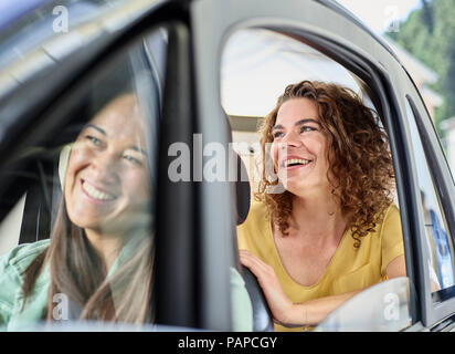 Zwei glückliche Frauen in elektrischen Bubble Car Stockfoto