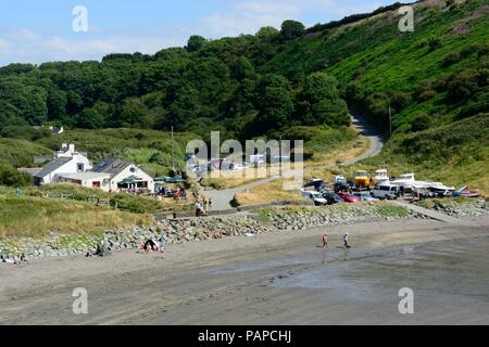 Pwllgwaelod Strand einer kleinen Bucht mit dunklem Sand und Kies Dinas Cross Newport Pembrokeshire Wales Cymru GROSSBRITANNIEN Stockfoto