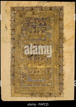 Folio aus der Koran Manuskript. Kalligraph: Muhammad al-zanjani. Abmessungen: 10 1/8 x 7 1/2 in. (25,7 x 19 cm). Datum: vom A.H. 531/A.D. 1137. Acht folios Dieser verstreuten Qur'an sind in der Sammlung des Museums statt. Unter diesen folianten ist das kolophon Seite, mit der Unterzeichnung der Schreiber Muhammad al-zanjani von der Stadt Zanjan, im Nordwesten des Irans, und das Datum der Fertigstellung, A.H. 531/A.D. 1137. Der Text ist im Skript bekannt als östliche Kufischer mit einigen Elementen in Kursiv (Naskh geschrieben), und ist üppig mit Designs von Foliate Schriftrollen und geometrischen Interlace beleuchtet. Museum: Met Stockfoto